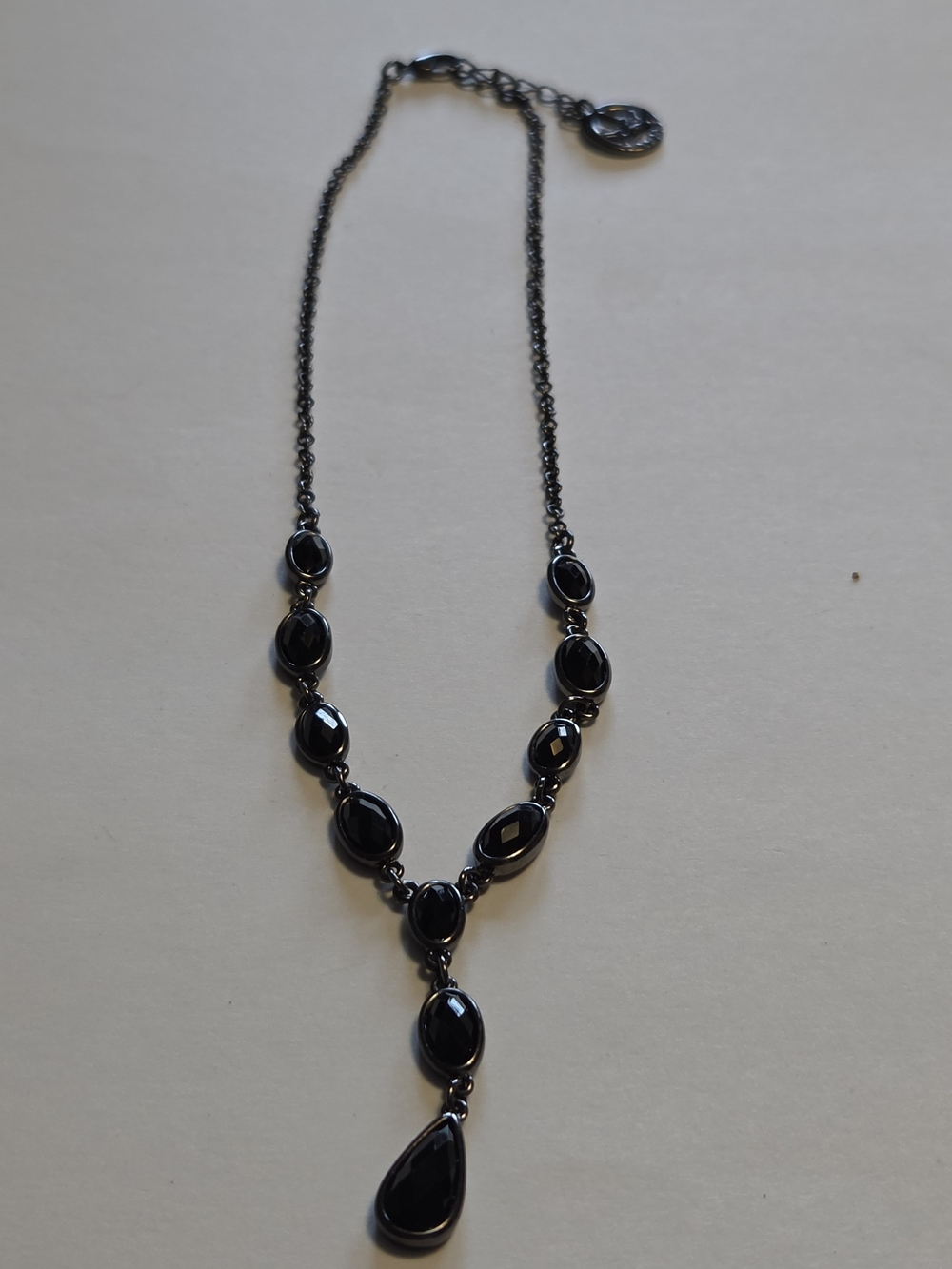 Vtg Crown Trifari Black Facteted Oval & Teardrop Stones Gunmetal Y-Necklace